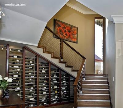 Vinos recostados en estantes de diseño a medida Interiores con espacio adicional.