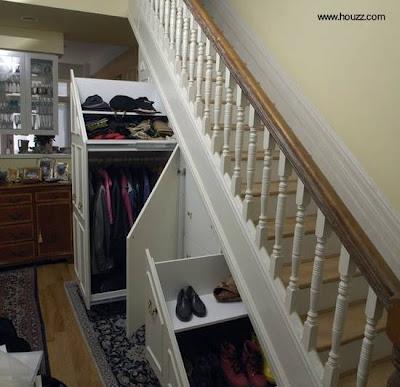 Mobiliario a medida en espacio muerto Interiores con espacio adicional.