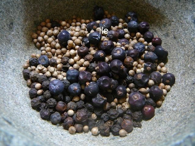 Gravlax de salmon con bayas de enebro