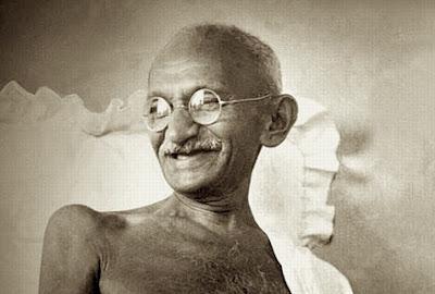 El gobierno indio compra el libro que afirma que Gandhi era homosexual, por 1,3 millones de dólares