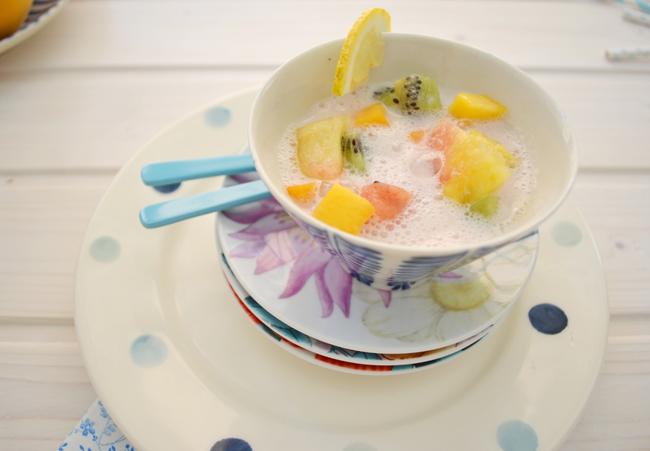 Sopa de frutas exoticas al sorbete de lambrusco