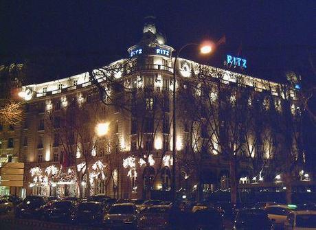 iluminación nocturna del lujoso hotel madrileño.