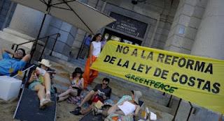 Greenpeace monta una playa frente al Ministerio de Medio Ambiente