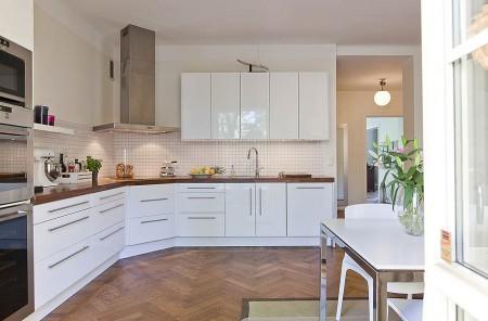 suelos de tarima de roble suelos de madera de roble suelo espigado de roble suelo de parquet sofas blancos muebles de diseño nórdico materiales suelos decoración grandes ventanales decoración galería de fotografías decoración estilo nórdico estilo escandinavo diseño de interiores decorar casas decoración salones nórdicos decoración en blanco decoración de suelos decoración de interiores blog de interiorismo blog de diseño blog de decoración 