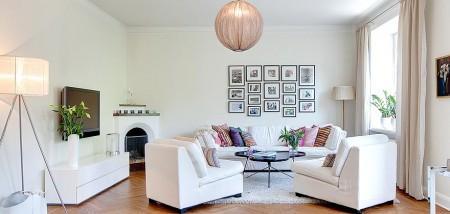 suelos de tarima de roble suelos de madera de roble suelo espigado de roble suelo de parquet sofas blancos muebles de diseño nórdico materiales suelos decoración grandes ventanales decoración galería de fotografías decoración estilo nórdico estilo escandinavo diseño de interiores decorar casas decoración salones nórdicos decoración en blanco decoración de suelos decoración de interiores blog de interiorismo blog de diseño blog de decoración 