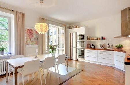 suelos de tarima de roble suelos de madera de roble suelo espigado de roble suelo de parquet sofas blancos muebles de diseño nórdico materiales suelos decoración grandes ventanales decoración galería de fotografías decoración estilo nórdico estilo escandinavo diseño de interiores decorar casas decoración salones nórdicos decoración en blanco decoración de suelos decoración de interiores blog de interiorismo blog de diseño blog de decoración 