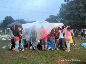 Carmin Pola Siero 2011: Refugiandose bajo la lluvia