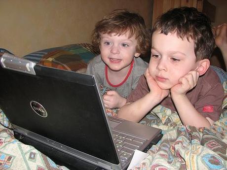 En verano los niños navegan mucho en la red y no pasan nada de tiempo al aire libre