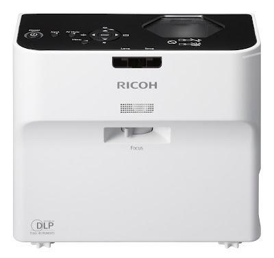 RICOH proyecta a sólo 11.7 cm de distancia con su nueva línea de proyectores de tiro corto