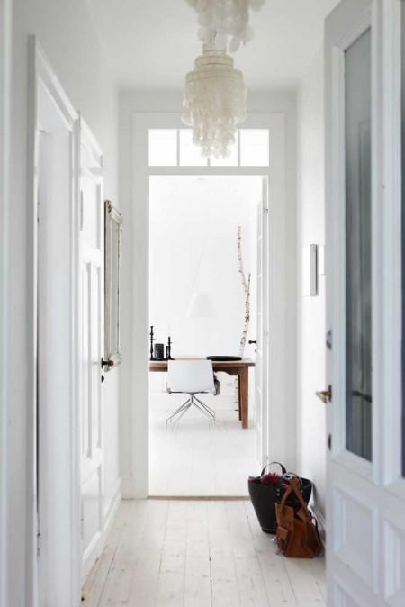 Rum revistas deco españolas revistas deco revistas de decoración danesas fotos cocinas modernas fotos cocinas blancas estilo nórdico estilo escandinavo encimeras de madera encimera de madera maciza de roble blanco lavado diseño nórdico diseño de interiores diseño danés decorar casas decoración de interiores decoración cocinas cocinas con encimeras de madera cocinas blancas encimera madera cocinas alargadas decoración casas en gris y blanco BoligLiv Bolig bo bedre 