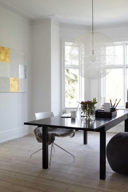 Rum revistas deco españolas revistas deco revistas de decoración danesas fotos cocinas modernas fotos cocinas blancas estilo nórdico estilo escandinavo encimeras de madera encimera de madera maciza de roble blanco lavado diseño nórdico diseño de interiores diseño danés decorar casas decoración de interiores decoración cocinas cocinas con encimeras de madera cocinas blancas encimera madera cocinas alargadas decoración casas en gris y blanco BoligLiv Bolig bo bedre 