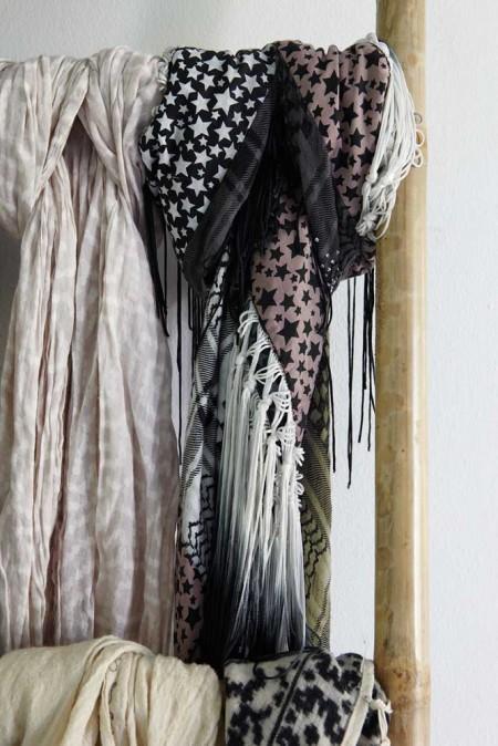 Rum revistas deco españolas revistas deco revistas de decoración danesas fotos cocinas modernas fotos cocinas blancas estilo nórdico estilo escandinavo encimeras de madera encimera de madera maciza de roble blanco lavado diseño nórdico diseño de interiores diseño danés decorar casas decoración de interiores decoración cocinas cocinas con encimeras de madera cocinas blancas encimera madera cocinas alargadas decoración casas en gris y blanco BoligLiv Bolig bo bedre 