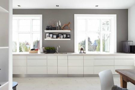 Rum revistas deco españolas revistas deco revistas de decoración danesas fotos cocinas modernas fotos cocinas blancas estilo nórdico estilo escandinavo encimeras de madera encimera de madera maciza de roble blanco lavado diseño nórdico diseño de interiores diseño danés decorar casas decoración de interiores decoración cocinas cocinas con encimeras de madera cocinas blancas encimera madera cocinas alargadas decoración casas en gris y blanco BoligLiv Bolig bo bedre 