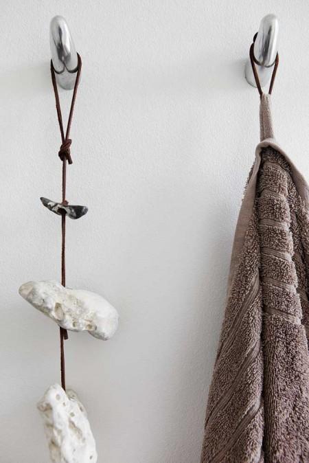 Rum revistas deco españolas revistas deco revistas de decoración danesas fotos cocinas modernas fotos cocinas blancas estilo nórdico estilo escandinavo encimeras de madera encimera de madera maciza de roble blanco lavado diseño nórdico diseño de interiores diseño danés decorar casas decoración de interiores decoración cocinas cocinas con encimeras de madera cocinas blancas encimera madera cocinas alargadas decoración casas en gris y blanco BoligLiv Bolig bo bedre 