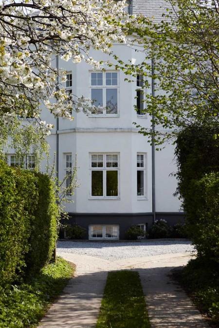 Rum revistas deco españolas revistas deco revistas de decoración danesas fotos cocinas modernas fotos cocinas blancas estilo nórdico estilo escandinavo encimeras de madera encimera de madera maciza de roble blanco lavado diseño nórdico diseño de interiores diseño danés decorar casas decoración de interiores decoración cocinas cocinas con encimeras de madera cocinas blancas encimera madera cocinas alargadas decoración casas en gris y blanco BoligLiv Bolig bo bedre 