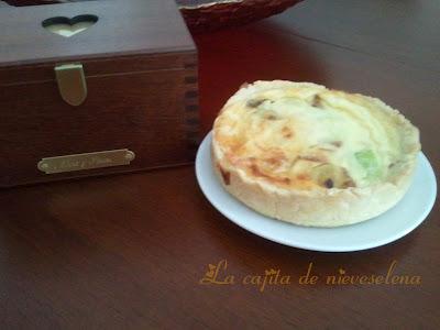 Quiche de tetilla, puerros y camarones
