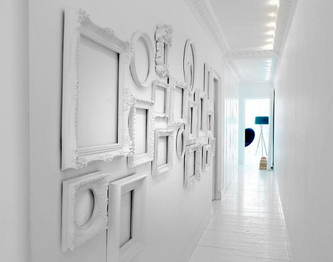 Atreverse con marcos vacíos sobre las paredes