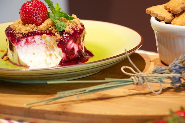 Mousse de queso con coulis de bayas