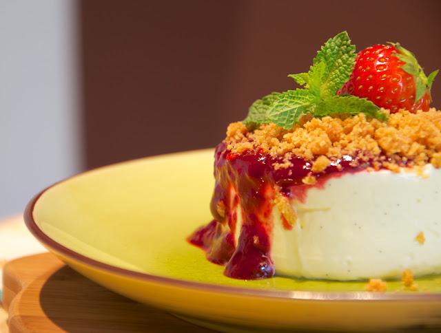 Mousse de queso con coulis de bayas