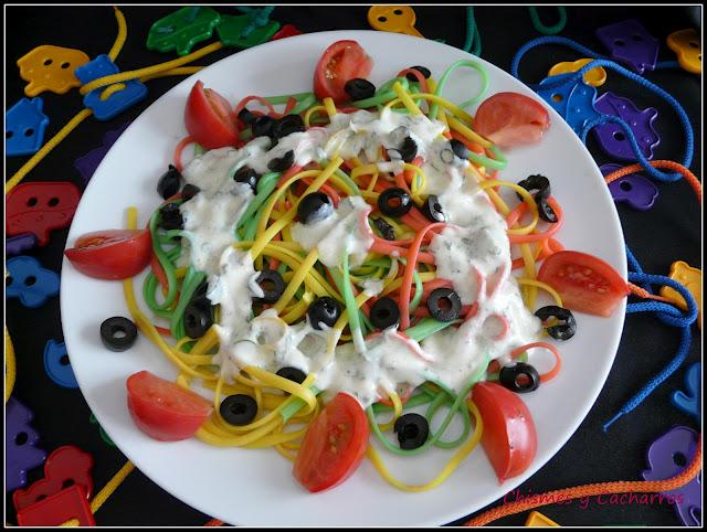 Ensalada de spaguettis colorines con salsa de albahaca