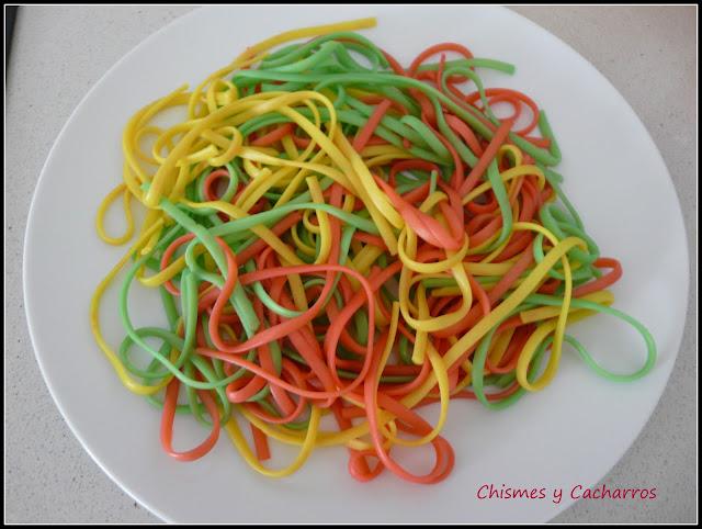 Ensalada de spaguettis colorines con salsa de albahaca