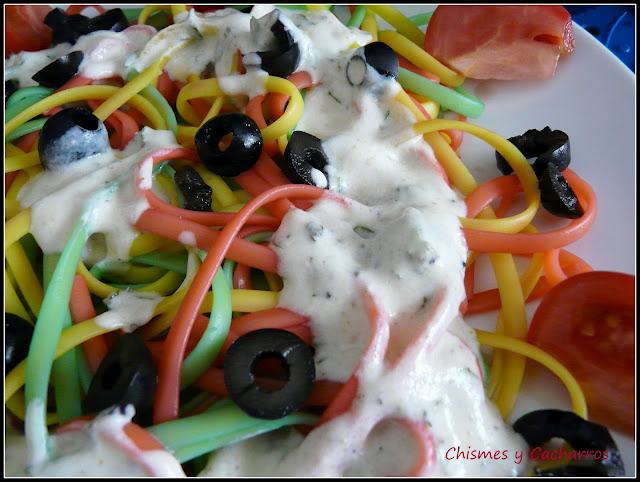 Ensalada de spaguettis colorines con salsa de albahaca