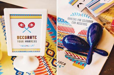 cartelito de fiesta mexicana y maracas azules