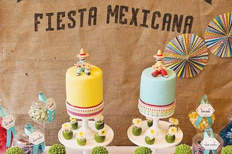 mesa de tartas en fiesta mexicana