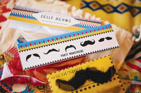 bigotes en bolsita de regalo para fiesta 