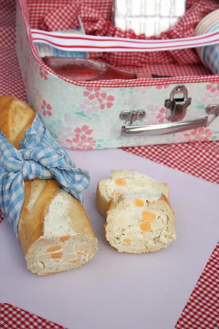 Baguette rellena de queso y finas hierbas para picnic