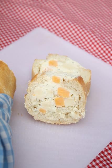 Baguette rellena de queso y finas hierbas para picnic