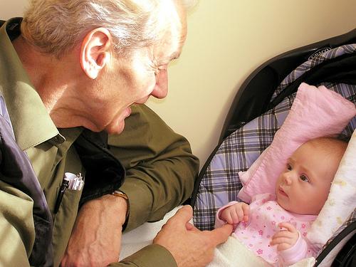 Nuevo estudio indica que los abuelos disfrutan más ahora que cuando eran padres