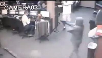 Vídeo: Tres atracadores intentan robar en un ciber y salen escaldados. Sorpresa.