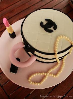 Tarta Chanel con lapiz de labios y perlas.