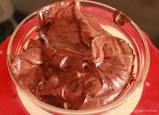 Tarta Chanel con lapiz de labios y perlas.