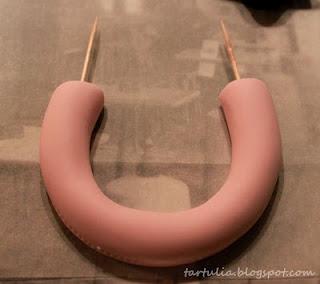 Tarta Chanel con lapiz de labios y perlas.