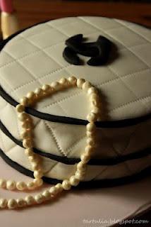 Tarta Chanel con lapiz de labios y perlas.