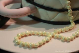 Tarta Chanel con lapiz de labios y perlas.