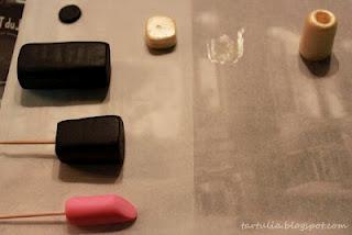 Tarta Chanel con lapiz de labios y perlas.