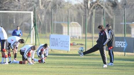 Almeyda le pega a la pelota en la práctica.