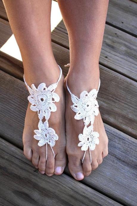 Barefoot sandals de crochet con flores blancas