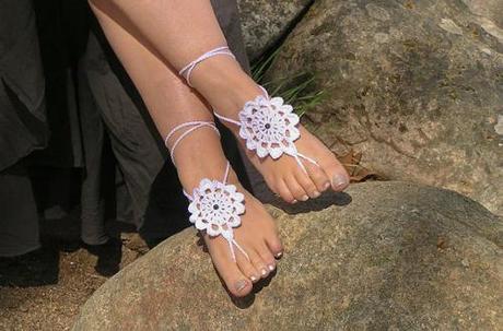 Sandalias pies descalzos de crochet con forma de doily