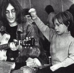 Beatles Memorabilia: La colección de Julian Lennon