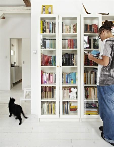 Decoración minimalista y ordenada sofás de ikea sofas blancos pared pizarra estilo nórdico decorar casas decoración salones nórdicos decoración rustico moderno decoración rustico blanco decoración ordenada decoración nórdica decoración mueble diseño Decoración minimalista y ordenada decoración minimalista decoración escandinava decoración en blanco decoración de interiores decoración con muebles de ikea casa decoración polonia blog diseño nordico blog decoración nórdica blog de interiorismo alfombra piel vaca