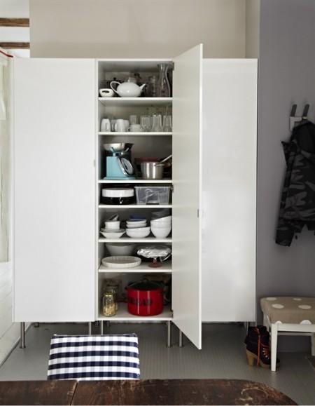 Decoración minimalista y ordenada sofás de ikea sofas blancos pared pizarra estilo nórdico decorar casas decoración salones nórdicos decoración rustico moderno decoración rustico blanco decoración ordenada decoración nórdica decoración mueble diseño Decoración minimalista y ordenada decoración minimalista decoración escandinava decoración en blanco decoración de interiores decoración con muebles de ikea casa decoración polonia blog diseño nordico blog decoración nórdica blog de interiorismo alfombra piel vaca