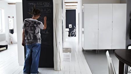 Decoración minimalista y ordenada sofás de ikea sofas blancos pared pizarra estilo nórdico decorar casas decoración salones nórdicos decoración rustico moderno decoración rustico blanco decoración ordenada decoración nórdica decoración mueble diseño Decoración minimalista y ordenada decoración minimalista decoración escandinava decoración en blanco decoración de interiores decoración con muebles de ikea casa decoración polonia blog diseño nordico blog decoración nórdica blog de interiorismo alfombra piel vaca