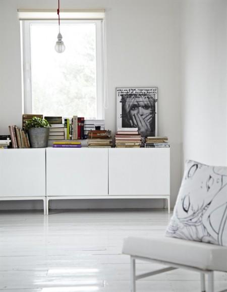 sofás de ikea sofas blancos pared pizarra estilo nórdico decorar casas decoración salones nórdicos decoración rustico moderno decoración rustico blanco decoración ordenada decoración nórdica decoración mueble diseño Decoración minimalista y ordenada decoración minimalista decoración escandinava decoración en blanco decoración de interiores decoración con muebles de ikea casa decoración polonia blog diseño nordico blog decoración nórdica blog de interiorismo alfombra piel vaca 