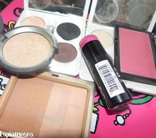 Rápido de verano: look bronceado y neón en los labios