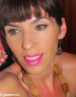 Rápido de verano: look bronceado y neón en los labios