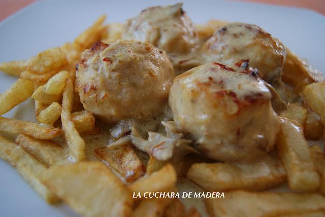 ALBÓNDIGAS CON NÍSCALOS EN SALSA DE BRANDY Y AZAFRÁN